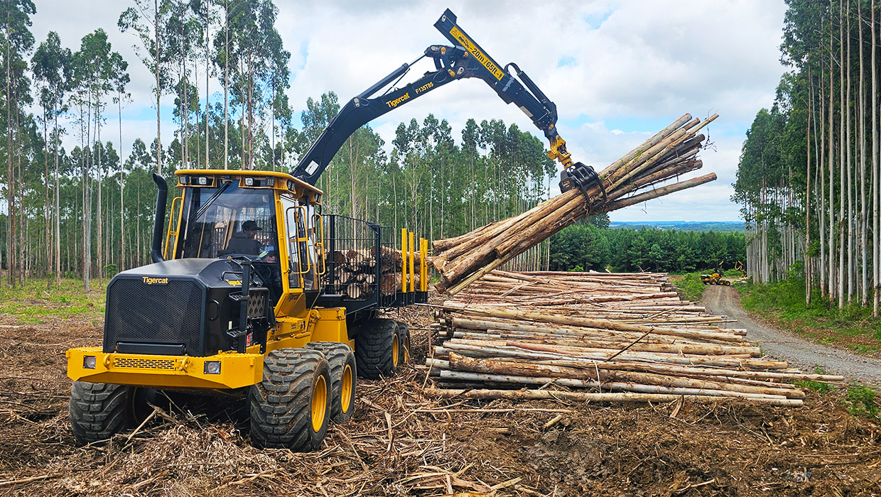 Image of a 1055C forwarder working in the field.