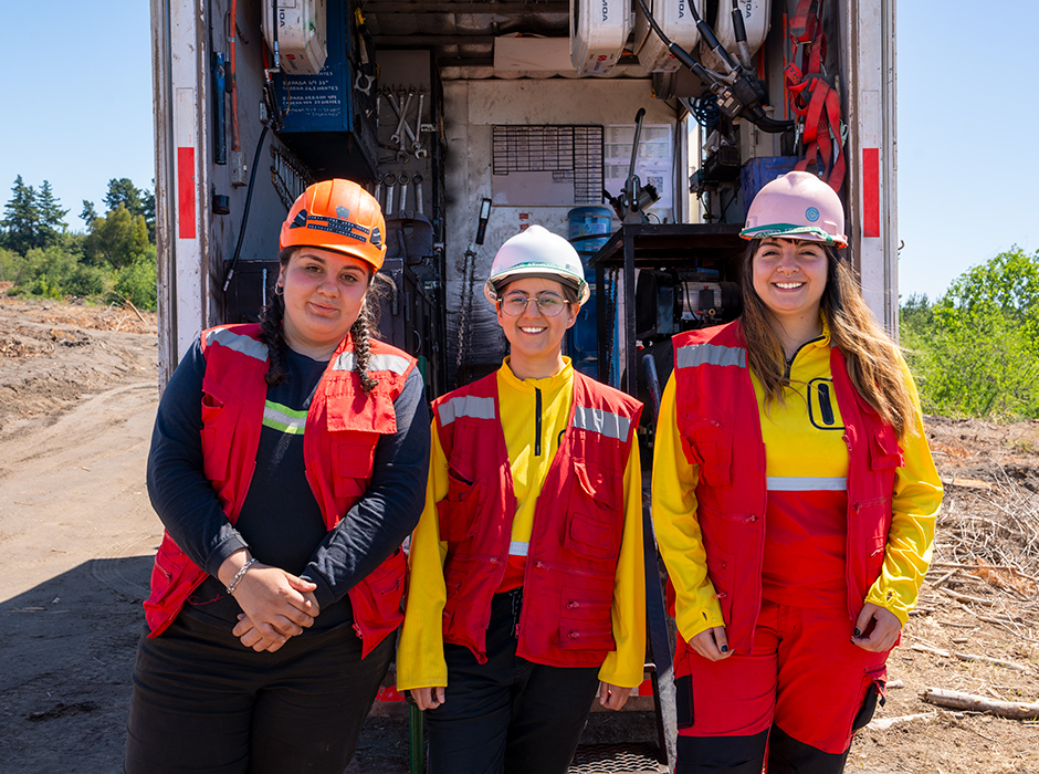 Um grupo de funcionárias de Doña Isidora em uma operação madeireira perto de Cabrero, Chile.