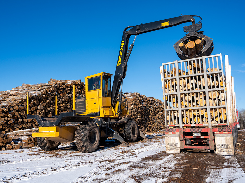 Le porteur articulé AC16 est conçu et fabriqué pour les opérations en cours à bois, grâce à son puissant effort de traction et à sa construction résistante. La transmission wideRANGE de Tigercat permet de se déplacer rapidement sans faire de changements de vitesse.