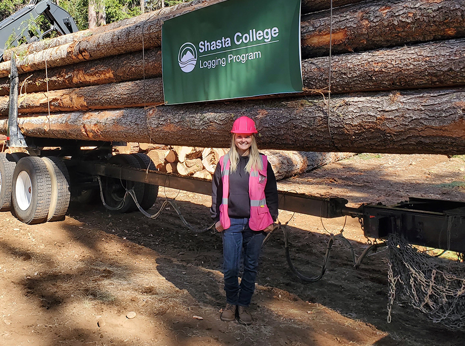 Sabrina se graduó con un título universitario en Ciencias agrícolas, Tecnología industrial, Certificado de operaciones de tala con equipos pesados, así como un Certificado de operaciones de equipos pesados.