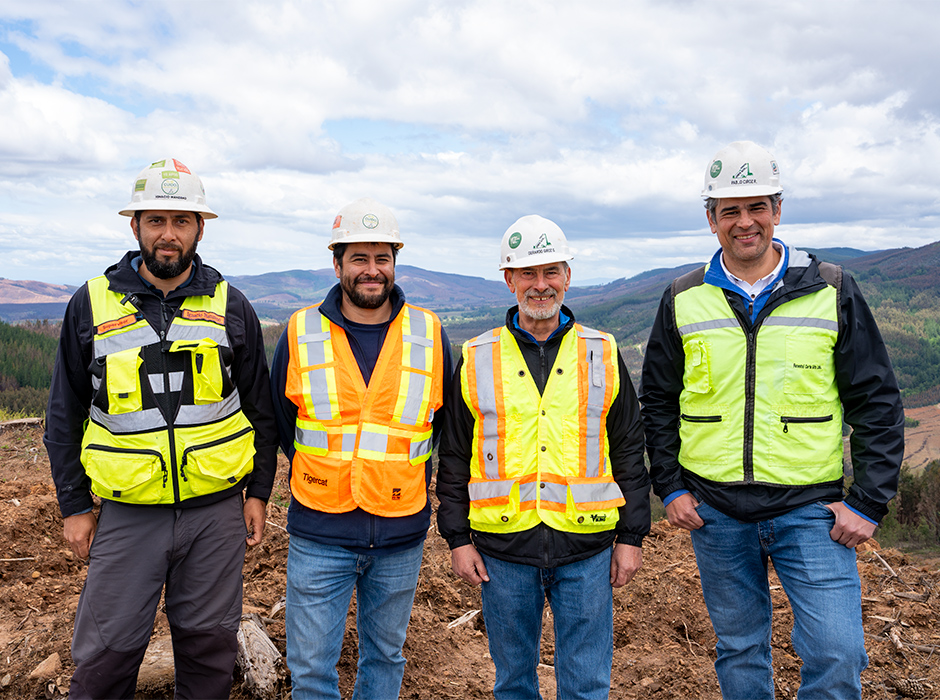 (L-R) Ignacio Manzano Benavides (Site Supervisor), José Manuel Giroz Risco (Maintenance Manager), Gerardo Giroz Giraud
(Owner/Manager of Forestal Corte Alto Limitada), Pablo Andrés Giroz Risco (Operations Manager).